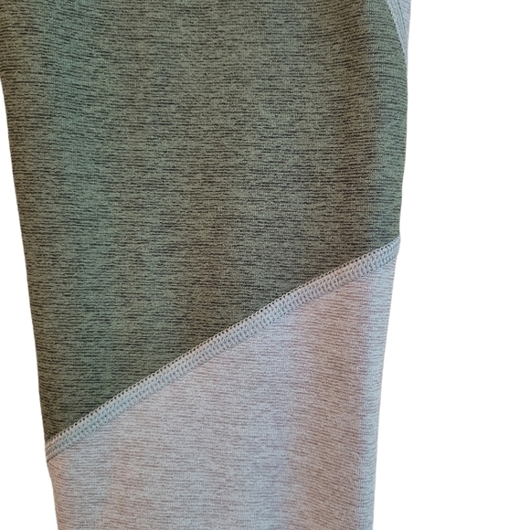 Outdoor Voices Two Toned Warmup 3/4 Leggings - Picture 5 of 9